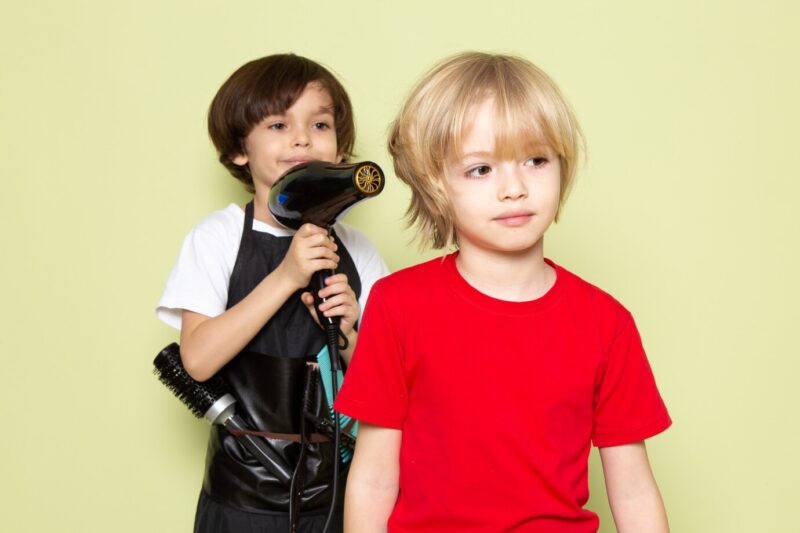 散髪ごっこ遊びをする子供